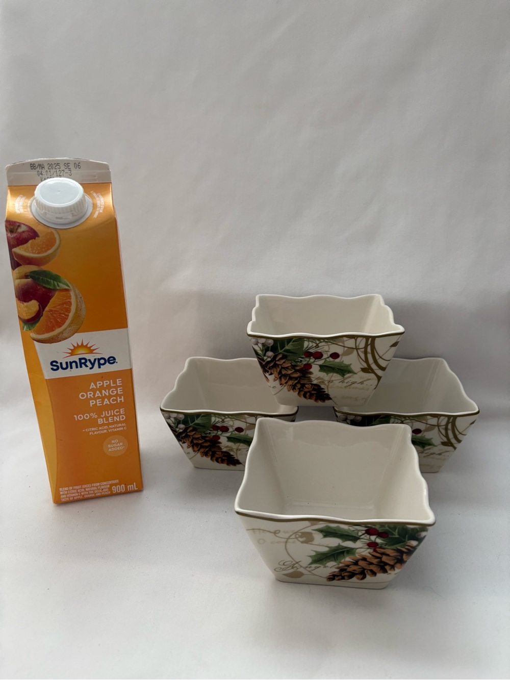 4- 222 5th Holiday Wishes snack bowls